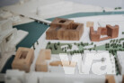 Modell des Wohngebäudes nach demEntwurf von Baumschlager Eberle (Bildmitte rechts), Lage des Ensembles in der HafenCity - Modellfotos © Jenny Jacoby