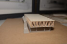Das Modell: dritter Preis für die Idee eines „verschwenkten“ Gebäuderiegels zum Flugfeld