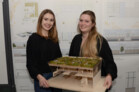 Die zweite Anerkennung ging an Ricarda Glasnek und Sina Lingelbach (rechts) auch für die jeweils gute Auseinandersetzung mit den Kriterien der Energieeffizienz und des nachhaltigen Bauens