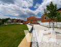 Blick von der Antrittsfläche zur Terrasse am Remsgarten, verlaufende Sitzstufenanlage im Übergang zum Remsgarten