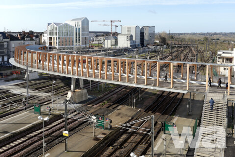 Fußgänger- und Radbrücke über den Bahnhof Saint Laud