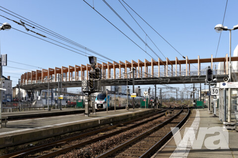 Fußgänger- und Radbrücke über den Bahnhof Saint Laud