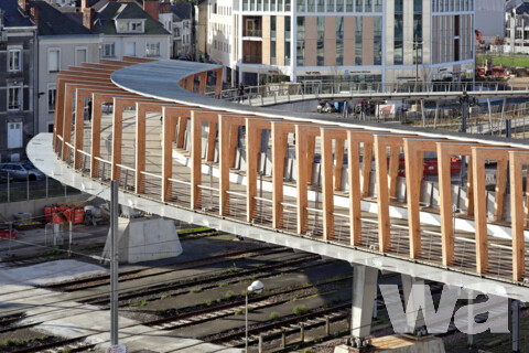 Fußgänger- und Radbrücke über den Bahnhof Saint Laud