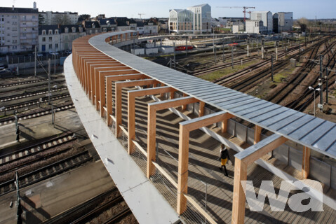 Fußgänger- und Radbrücke über den Bahnhof Saint Laud