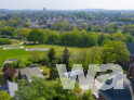 Blick von Kloster Kamp auf die Paradiesgärten und die Stadtsilhouette Kamp-Lintforts