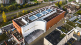 Eingebettet in die bestehende Umgebung bildet das moderne Design ein prägnantes Gegengewicht zum historischen Fabrikgebäude. (PPR/Lindt & Sprüngli)