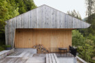 Das Wochenendhaus Urfeld ist holzverkleidet – typisch für die Region. Doch die von Japan inspirierte Architektursprache hebt es deutlich hervor. | Foto: © Boo Yeah