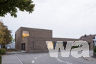 Die von a r Architekten geplante Neuapostolische Kirche Böblingen integriert sich mit ihrer charaktervollen Klinkerfassade harmonisch in das bauliche Umfeld und stellt Bezüge zu den umliegenden Gebäuden her. 