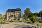 Das Palais | Blick Stadteinwärts auf das Palais, das Gustav-Heinemann Ufer und den Rhein