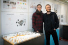 Konstantin Holz (l) und Felix Roeder (r) entwickelten Nutzungsszenarien für die Artilleriehalle in Köln-Ehrenfeld. Für ihre Entwürfe wurden sie mit dem Masterpreis prämiert. (Foto: Heike Fischer/TH Köln)