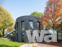 Das Kinderhaus Wieseneck bei Göppingen wurde von a+r Architekten entworfen und im Jahr 2021 für „Beispielhaftes Bauen Landkreis Göppingen 2014-2021“ ausgezeichnet. Das neue Ensemble besteht aus einem behutsam sanierten Bestandsbau aus dem Jahr 1913 und einem daran angebundenen Neubau mit einer ausdrucksvollen, vertikalen Holzfassade. | © Marcus Ebener