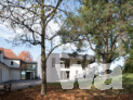 Eine besondere Herausforderung bedeutete es für a+r Architekten, mit der maroden Bausubstanz des bestehenden Kindergartengebäudes umzugehen und dieses stimmig an den Erweiterungsbau anzuschließen. Das historische Bestandsgebäude lag als Solitär in einer parkartigen Grünfläche am Ortsrand. In der Planung wurde darauf geachtet, auch der Erweiterung eine eigene Identität zu vermitteln. | © Marcus Ebener