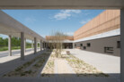 Das Konzept, die Hallenkörper auf einem Sockelband aus vorgefertigten Betonelementen zu positionieren, hält das von a+r Architekten entworfene Gebäudeensemble visuell zusammen. | © Marcus Ebener