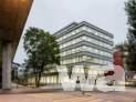 Neubau Kriminalabteilung Stadtpolizei Mühleweg: Ansicht des transparenten Neubaus von der Förrlibuckstrasse | © Stadt Zürich Amt für Hochbauten/Fotografie: © Bruno Augsburger, Zürich