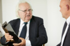 Richard Meier mit dem Preis, persönlich übergeben durch Preisinitiator Jürgen Grossmann (rechts im Bild); Bildquelle: Karsten Staiger
