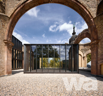 Ausbau der Trinitatiskirchruine Dresden zur Jugendkirche mit integriertem offenen Jugendtreff und integrierter Arbeitsstelle Kinder-Jugend-Bildung | © Albrecht Voss, Leipzig | www.albrechtvoss.com