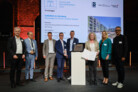 Dem Team der wbg Nürnberg wird der Deutsche Bauherrenpreis übergeben. (Copyright: André Wagenzik)