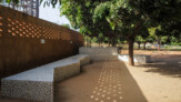 Kamanar Secondary School, Thionck Essyl (Senegal) | Outdoor seating shaded by a large tree. | © Aga Khan Trust for Culture / Amir Anoushfar (photographer)