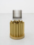 Judith Fegerl, Still, Ausstellungsansicht, Galerie Hubert Winter, Wien/AT, 2021, Messing, 97 Stäbe (Durchmesser je 10mm), 12 Stäbe,(Durchmesser je 20mm), Durchmesser 30cm, Höhe 30cm, Foto: Simon Veres | Courtesy Galerie Hubert Winter, Wien/AT, © Bildrecht, Wien