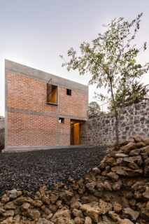 Einen weiteren Grand Prix erhielt das Nakasone House von Escobedo Soliz in Mexiko-Stadt, das gerade aufgrund seiner Einfachheit große Wirkungskraft entfaltet. Bild: © Ariadna Polo | Einreichung im Rahmen des Fritz-Höger-Preises 2020 für Backstein-Architektur