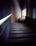 Innenansicht Jüdisches Museum Berlin, Treppe im Eingangsbereich vom Altbau in den Libeskind-Bau | © Jüdisches Museum Berlin, Foto:  Jens Ziehe