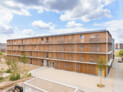 Auszeichnung: Collegium Academicum, Heidelberg-Rohrbach | Bauherr*innen: Collegium Academicum GmbH, Heidelberg | Architekt*innen: DGJ Architektur GmbH, Frankfurt am Main; Biek Architektur, Frankfurt am Main (LPH 8) (Bauleitung); hhpberlin Ingenieure für Brandschutz GmbH, Berlin (Brandschutz LPH 1-4); Schoob Architektur, Offenbach am Main (Brandschutz LPH 5-7) | Landschaftsarchitekt*innen: DGJ Architektur GmbH, Frankfurt am Main (LPH 1-4); GDLA Gornik Denkel landschaftsarchitektur partg mbb, Heidelberg (LPH 5-7) | Foto: Urheberrecht Thilo Ross Urh. Nr. 4026999, Quelle: DGJ Architektur GmbH.