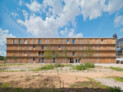 Auszeichnung: Collegium Academicum, Heidelberg-Rohrbach | Bauherr*innen: Collegium Academicum GmbH, Heidelberg | Architekt*innen: DGJ Architektur GmbH, Frankfurt am Main; Biek Architektur, Frankfurt am Main (LPH 8) (Bauleitung); hhpberlin Ingenieure für Brandschutz GmbH, Berlin (Brandschutz LPH 1-4); Schoob Architektur, Offenbach am Main (Brandschutz LPH 5-7) | Landschaftsarchitekt*innen: DGJ Architektur GmbH, Frankfurt am Main (LPH 1-4); GDLA Gornik Denkel landschaftsarchitektur partg mbb, Heidelberg (LPH 5-7) | Foto: Urheberrecht Thilo Ross Urh. Nr. 4026999, Quelle: DGJ Architektur GmbH.