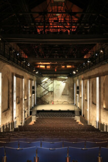 Die Vorträge des Kongresses „Bauen im Bestand“ vom 7.-8.11.2023 finden im Theatersaal der Gebläsehalle im Landschaftspark Duisburg-Nord statt. Der Saal bietet Platz für bis zu 500 Gäste. Foto: Thomas Berns