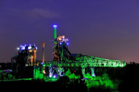 Der Landschaftspark Duisburg-Nord wird bei Nacht eindrucksvoll illuminiert. Foto: Thomas Berns