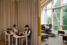 Angrenzende, offene Lernstudios mit jeweils mehr als 300 Quadratmetern Fläche wurden für das „Deeper Learning“ konzipiert. Sie lassen sich mit farbigen Akustikvorhängen wie bei einer Theaterbühne in Sekunden verwandeln – ob für Interaktion oder für eine temporäre Fokussierung. Foto: Madlen Krippendorf