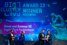 Markus Eiberger, Vorstandmitglied von BIM Cluster BW e.V. (li.) überreicht Moritz Mombour von der Drees & Sommer SE den BIM Award 2023 in der Kategorie „Hochbau“ für den BIM-Einsatz im Projekt Digital Park Fechenheim. © Ludmilla Parsyak, BIM-Cluster BW e.V.