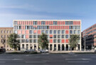 Eingangsfassade mit außenliegendem Sonnenschutz | © CKRS Architekten, Berlin
