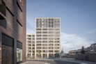 Zwölfstöckiger Wohnturm mit vorgelagertem Quartiersplatz | © Rainer Taepper