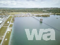 Luftaufnahme olympisches Wassersportstadion zum See mit Schiedsrichtertrum und Regattastrecke im Vordergrund | © Christoph Gramann