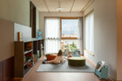 Kindergarten, Erdgeschoss (L 00), Lesebereich. Möbel: Schrank und Bibliothek aus MDF nach Maß - Entwurf MoDusArchitects - hergestellt von Gampenrieder srl; Hocker Noo.Ma - mod. Folk pouf - Wide. | © Marco Cappelletti