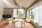 Kindergarten, Erdgeschoss (L 00) - Kunstwerkstatt. Möbel: HUSSL Tisch - mod. TC4Junior; HUSSL Stuhl - mod. ST6J-20; Bibliothek aus MDF nach Maß - Design MoDusArchitects - hergestellt von Gampenrieder srl; Dusyma Malwagen. | © Marco Cappelletti