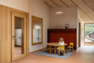 Kindergarten, erstes Stockwerk (L 01), Aktivitätsecke, Verbindungsflur zwischen den Aktivitätsräumen und den Kindertoiletten. Möbel: Maßgefertigter MDF-Schrank - Design MoDusArchitects - hergestellt von Gampenrieder srl; HUSSL-Stühle - Mod. ST6J-20. | © Marco Cappelletti