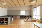 Kindergarten, Obergeschoss (L 01), Gruppenaktivitätsraum. Möbel: Maßgefertigte MDF-Möbel - Design MoDusArchitects - hergestellt von Gampenrieder srl; Widmaier Spielplattform. | © Marco Cappelletti