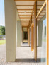 Außenbereich, Unteres Erdgeschoss (L-01), Loggia, die den Innenbereich mit dem Spielplatz verbindet. | © Marco Cappelletti