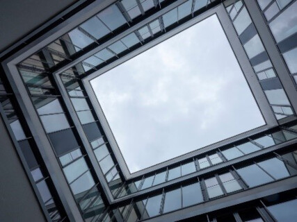Der A³ Immobilien Award prämiert herausragende visionäre Immobilien-Projektentwicklungen im deutschsprachigen Raum, die Impulse für die Zukunft setzen und dem „Leben und Arbeiten“ von morgen einen Mehrwert bringen. Copyright: Regio Augsburg Wirtschaft GmbH/Fotograf Stefan Mayr