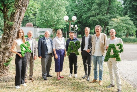 Im vergangenen Jahr freuten sich Hanna Bonekämper (Siegerin Nachwuchspreis), Thomas Quisinsky (Projektleiter Henn GmbH, Sieger „Neubau“ Hauptkategorie“) und Christian Bodensteiner (bodensteiner fest Architekten BDA Stadtplaner PartGmbB, Sieger „Bauen im Bestand“ Hauptkategorie“) zusammen mit dem Auslober, der Schirmherrin und den Laudatoren über den Preis. Copyright: Regio Augsburg Wirtschaft GmbH/Christian Strohmayr
