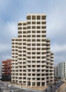 Preisträger Deutscher Naturstein-Preis 2024 und Sieger in der Kategorie „Fassaden mit hinterlüfteten Außenwandbekleidungen aus Naturstein“: Wohnhochhaus – Drei Horizonte, Frankfurt/Main | O&O Baukunst mit Stefan Forster Architekten & Karl Dudler Architekten, Berlin | Foto: © Stefan Müller, Berlin