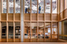 Blick vom Atrium in ein Klassenzimmer und auf den Pausenhof am Hang | © Susanne Goldschmid