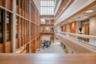 Blick vom 1. Obergeschoss ins Atrium. Die nördlichen Räume sind nach innen verglast und erhalten so Tageslicht durch das Atrium. | © Susanne Goldschmid