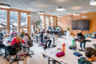 Schulalltag im Klassenzimmer. Die großflächigen Fenster sind nach Süden ausgerichtet. | © Susanne Goldschmid