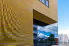 Das ZDD Düsseldorf  wurde inklusive eines Staffelgeschosses über vier Etagen angelegt. Mit Fensterbändern an der Vorderseite und über Eck verlaufend öffnet sich der Bau seiner Umgebung. | © Schöck Bauteile GmbH