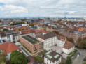 Der Erweiterungsbau des Amtsgerichts Freiburg liegt im Hof einer denkmalgeschützten Blockrandbebauung und ermöglicht fließende Übergänge zwischen Alt und Neu. | © Roland Halbe