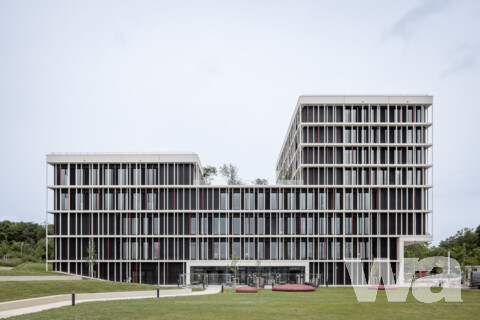 Lehrgebäude mit Dekanat (DeMEdA), Medizinische Fachbibliothek und Forschungsgebäude des Instituts für Theoretische Medizin der Uni Augsburg | © Rainer Taepper Architekturfotografie