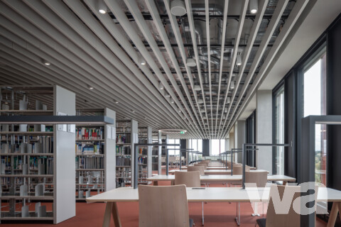 Lehrgebäude mit Dekanat (DeMEdA), Medizinische Fachbibliothek und Forschungsgebäude des Instituts für Theoretische Medizin der Uni Augsburg | © Rainer Taepper Architekturfotografie