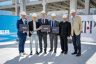 v. l.: Landesrat Mario Gerber, Willi Bruckbauer (BORA Gründer & CEO), Landeshauptmann Anton Mattle, Marcus Hofer (Standortagentur Tirol), Christian Ritzer (Bürgermeister Niederndorf) und ATP-CEO Christoph M. Achammer || Credits: © Standortagentur Tirol